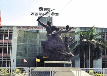 निवडणूक आयोगाच्या अधिकाऱ्याने चक्क पन्नास हजार रुपयाची मागितली लाच; अत्तरदे दांपत्याच्या आरोपाने उडाली खळबळ…