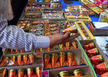 दिवाळी जोमात साजरी होणार ; जळगावसह उत्तर महाराष्ट्रातील फटाके विक्री बंदी उठवली