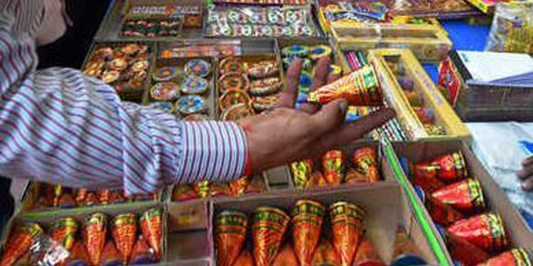 दिवाळी जोमात साजरी होणार ; जळगावसह उत्तर महाराष्ट्रातील फटाके विक्री बंदी उठवली