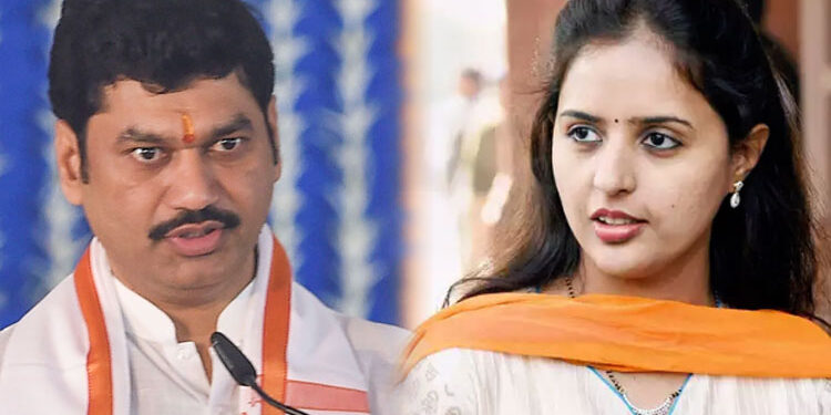 विकासाच्या मुद्द्यावरून मुंडे बहीण-भाऊ पुन्हा एकदा आमने-सामने….