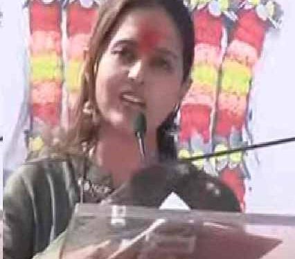 प्रीतम मुंडे म्हणाल्या, “तुम्ही उन्हात, आम्ही सावलीत कसं बसावं, हे आघाडीतल्या कार्यक्रमाचं स्टेज नाही”