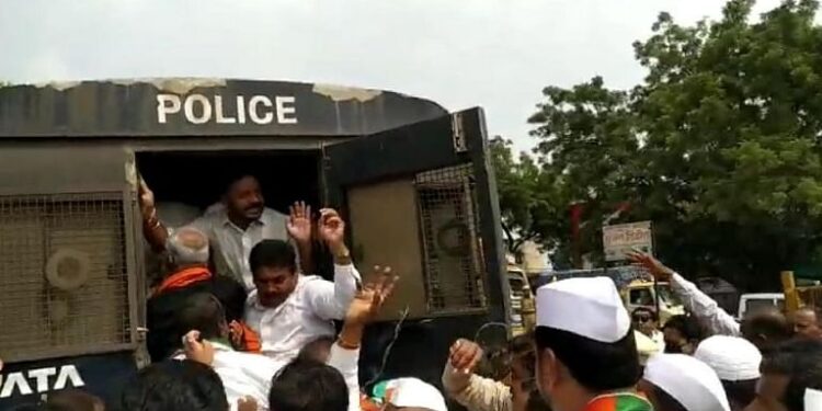 धुळ्यात लखीमपूर घटनेचा निषेध ; महाविकास आघाडीचे पदाधिकाऱ्यांच्या रास्ता रोको