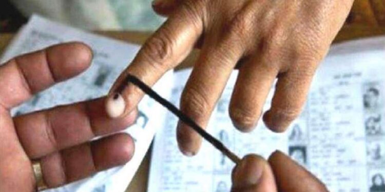 तीन लोकसभा आणि 30 विधानसभा मतदारसंघांच्या पोटनिवडणुकींसाठी मतदान सुरू……