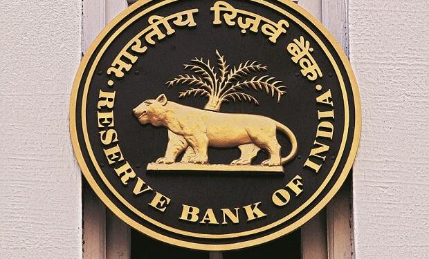 रिझर्व्ह बँकेची कारवाई; खात्यामधून फक्त 1000 रुपयेच काढता येणार…