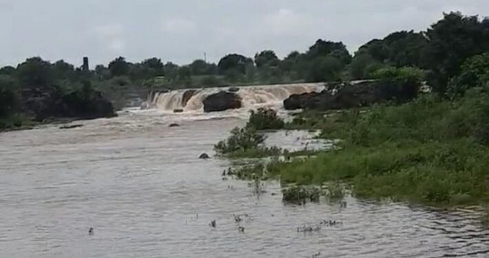 आर्या फाउंडेशनतर्फे चक्रीवादळामुळे नुकसान झालेल्या शेतकऱ्यांना मदत