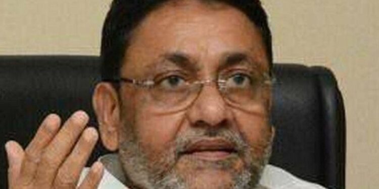 महाराष्ट्रात बनावट नोटांच्या रॅकेटला देवेंद्र फडणवीस यांचा आशीर्वाद – नवाब मलिक