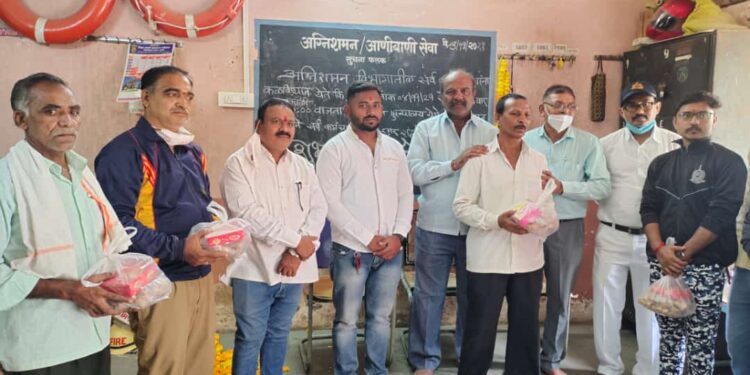 धर्मरथ फाउंडेशनची मनपा साफसफाई कर्मचारी आणि अग्निशमन दलासोबत दिवाळी साजरी….