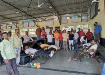 २२ एसटी कर्मचाऱ्यांनी रक्तदान करून केले अनोखे आंदोलन…..