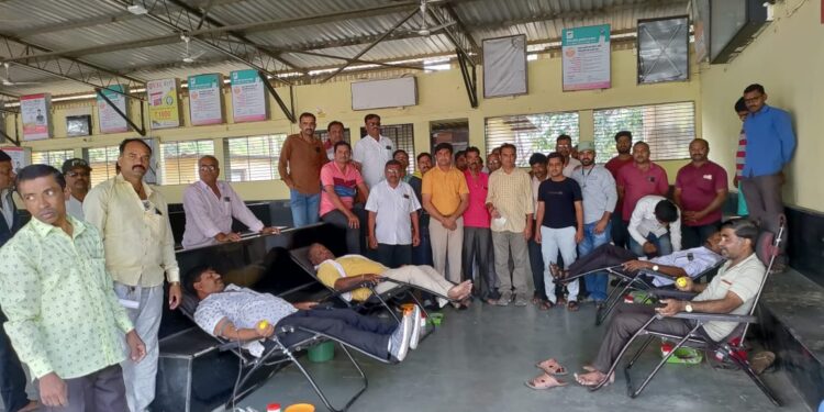 २२ एसटी कर्मचाऱ्यांनी रक्तदान करून केले अनोखे आंदोलन…..