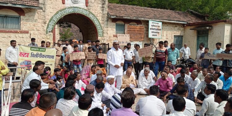 एसटी कर्मचाऱ्यांच्या संपामुळे प्रवासी, नोकरदार, विद्यार्थी वर्गाची प्रचंड गैरसोय….