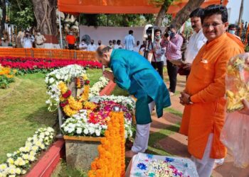 महानिर्वाण दिनानिमित्त ना. गुलाबराव पाटील यांनी केले बाळासाहेब ठाकरे यांना अभिवादन….