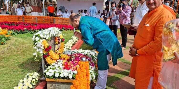 महानिर्वाण दिनानिमित्त ना. गुलाबराव पाटील यांनी केले बाळासाहेब ठाकरे यांना अभिवादन….