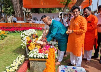 पालकमंत्री ना. गुलाबराव पाटील यांची अनोखी दैवतनिष्ठा, चिरंजीवांच्या विवाहाची पहिली पत्रीका बाळासाहेंबांच्या चरणी…