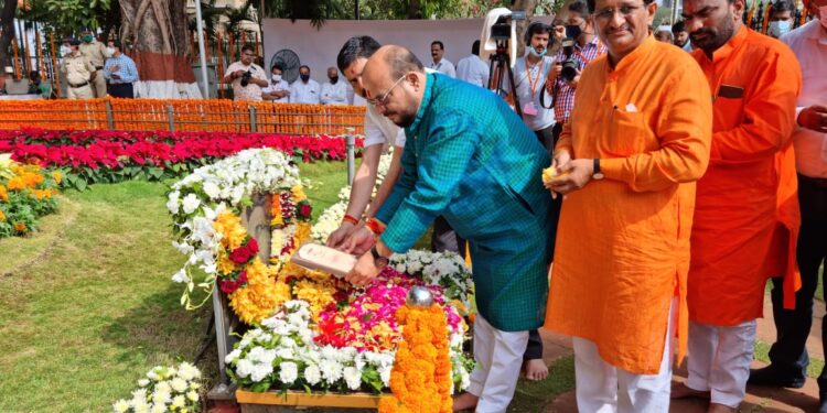 पालकमंत्री ना. गुलाबराव पाटील यांची अनोखी दैवतनिष्ठा, चिरंजीवांच्या विवाहाची पहिली पत्रीका बाळासाहेंबांच्या चरणी…