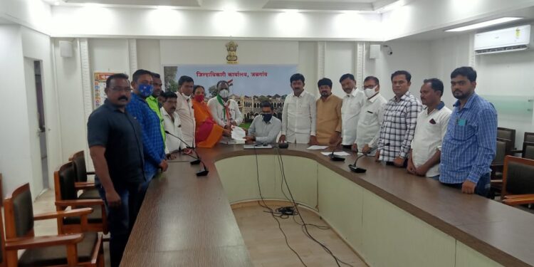 राष्ट्रवादी काँग्रेसच्या पदाधिकाऱ्यांकडून आकाशवाणी चौकातील सर्कलचे काम बंद…