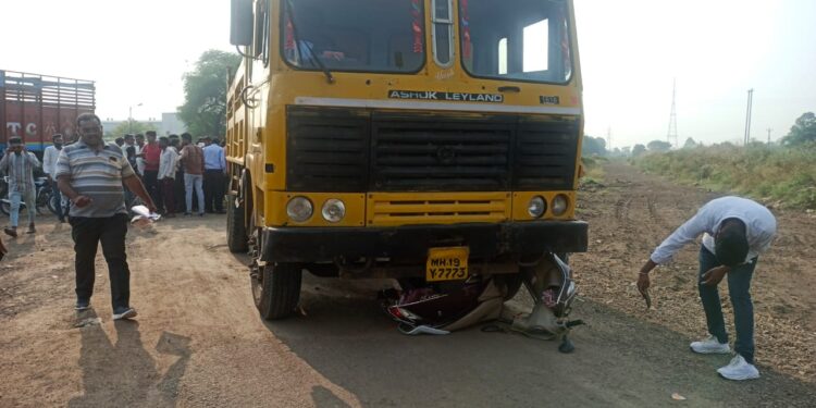 डंपरच्या धडकेत आरोग्य सेवीकेचा मृत्यू…..