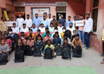 युवासेनेतर्फे भाऊसाहेब राऊत विद्यालयात विद्यार्थ्याना दप्तर वाटप….
