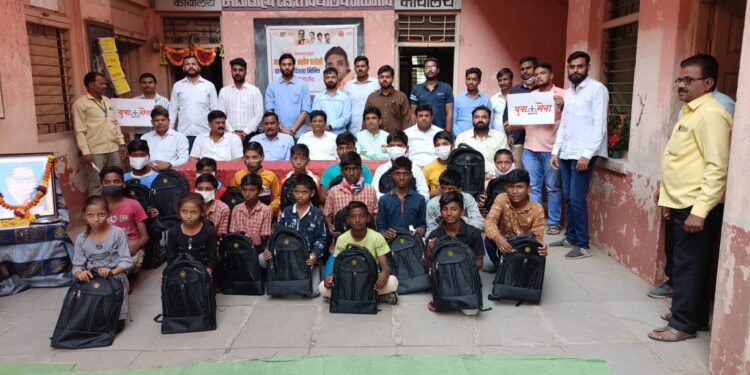 युवासेनेतर्फे भाऊसाहेब राऊत विद्यालयात विद्यार्थ्याना दप्तर वाटप….