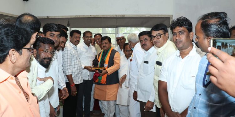 प्रवीण दरेकर यांनी घेतली आ. मंगेश चव्हाण यांची भेट…