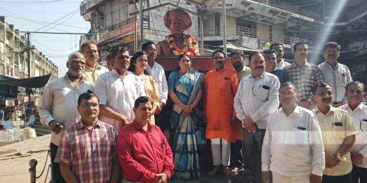 जळगाव शहर महानगरपालिका व विविध संघटनांतर्फे महात्मा ज्योतिबा फुले जयंती साजरी…