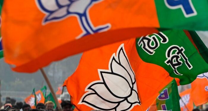 ‘हिंदू के सन्मान मै भाजप है मैदान मै’ अशी घोषणाबाजी करत भाजपचे धरणे आंदोलन सुरु…