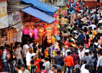 दिवाळीच्या खरेदीसाठी बाजारपेठ गजबजली…