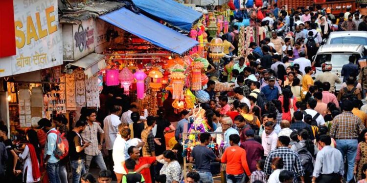 दिवाळीच्या खरेदीसाठी बाजारपेठ गजबजली…