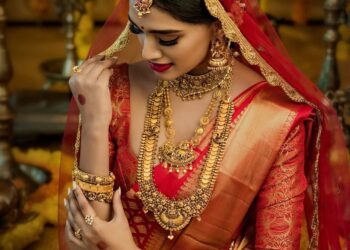 सोन्याच्या दरात वाढ, तर चांदीच्या भावात मोठी घसरण…