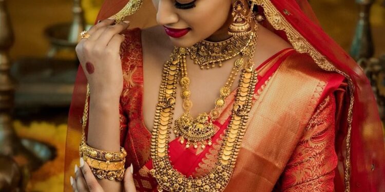 सोन्याच्या दरात वाढ, तर चांदीच्या भावात मोठी घसरण…