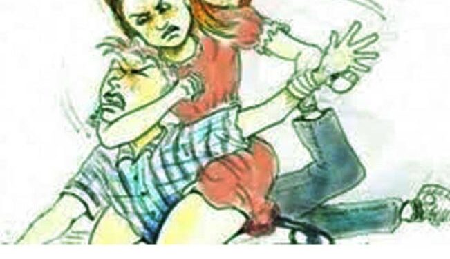 भर रस्त्यात कॅब चालकाला महिलेकडून मारहाण….