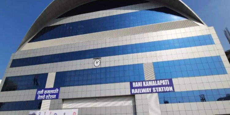 देशातील पहिल्या जागतिक दर्जाच्या रेल्वे स्टेशनचं पंतप्रधान मोदी यांच्या हस्ते उद्घाटन…