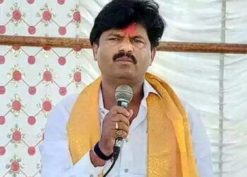 एसटी कर्मचाऱ्यांच्या संपात हस्तक्षेप करून मार्ग काढा, शिष्टमंडळाची राज्यपालांकडे मागणी…