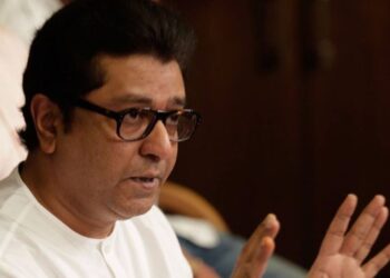 आत्महत्या करू नका, आत्महत्या करून डाव अर्धवट सोडू नका, ही लढाई आपल्याला लढायची – राज ठाकरे