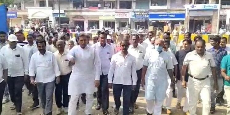 शेतकरी संघर्ष समितीचा रास्ता रोको आंदोलन….