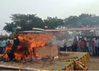 ‘अमर रहे अमर रहे मंगलसिंग परदेशी अमर रहे’ अशा घोषणा देत, वीर जवान मंगलसिंग परदेशी यांना अखेरचा निरोप…