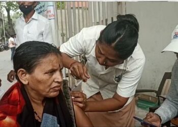 धुळे मनपाच्‍या प्रवेशद्वारावरच नागरिकांचे लसीकरण….