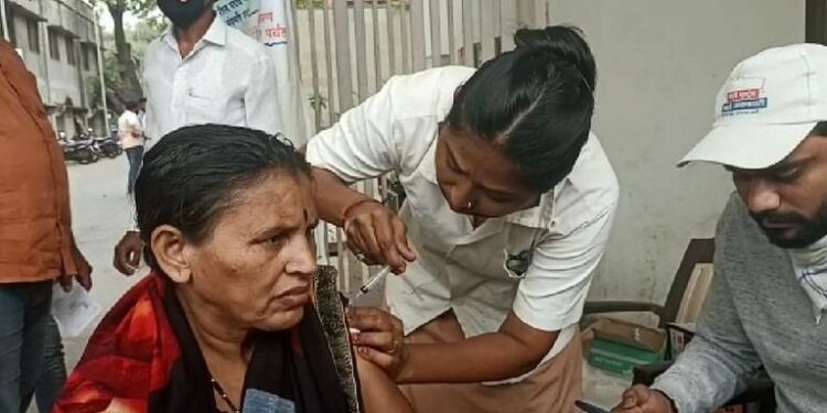 धुळे मनपाच्‍या प्रवेशद्वारावरच नागरिकांचे लसीकरण….