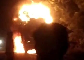 महामार्गावर ट्रकला भीषण आग; वाहनाच्या लांबच लांब रांगा….