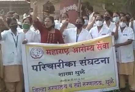 धुळे जिल्हा रुग्णालयात परिचारिकांचा कॅन्डल मार्च काढून एक दिवसीय संप….