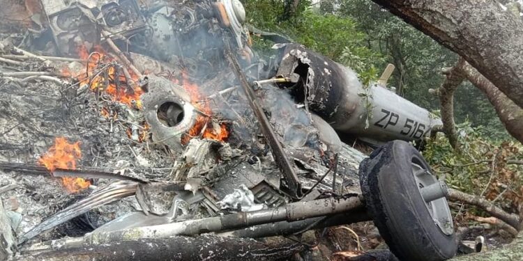 तामिळनाडूत लष्कराचं हेलिकॉप्टर कोसळलं….