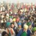 अखेर दिल्लीतील शेतकरी आंदोलनाला लागला ब्रेक….