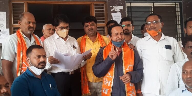 यावल-भुसावळ राज्य मार्गावरील रस्त्यावरील खड्डे  तात्काळ दुरूस्त करा शिवसेनेची मागणी