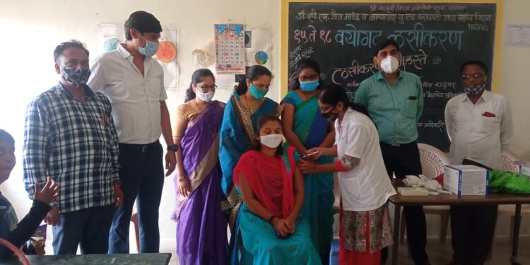 डॉ.जैन माध्यमिक महाविद्यालयात १५ ते १८ वयोगटातील विद्यार्थ्यांना कोरोना प्रतिबंधक लसीकरण