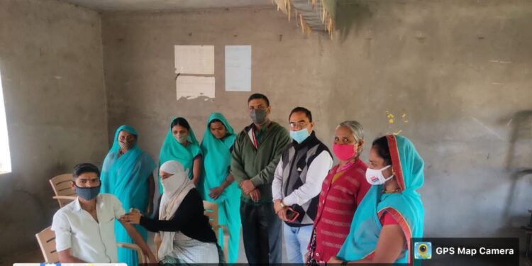 आडगाव येथील पाटील शाळेत विद्यार्थांना लसीकरण