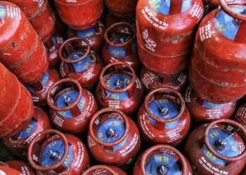 एलपीजी सिलिंडर स्वस्त झाले ! आजपासून किती रुपयांनी मिळणार!