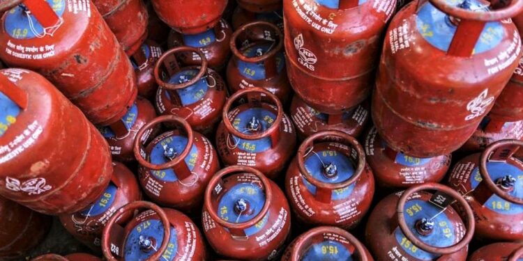 एलपीजी सिलिंडर स्वस्त झाले ! आजपासून किती रुपयांनी मिळणार!