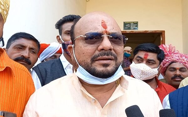 अवकाळीमुळे झालेल्या नुकसानीचे तातडीने पंचनामे करा : पालकमंत्री गुलाबराव पाटील