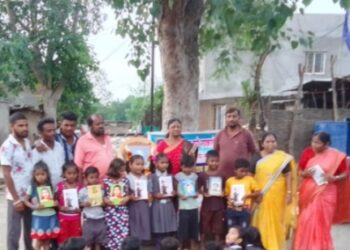 “मोफत कोरोना शिकवणी  वर्गास खाऊ, पुस्तके वाटप”