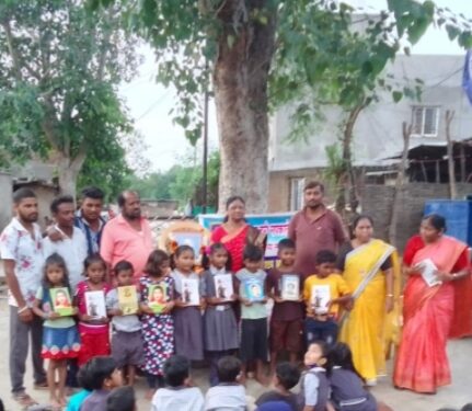 “मोफत कोरोना शिकवणी  वर्गास खाऊ, पुस्तके वाटप”