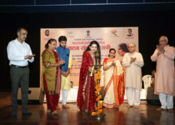 सांस्कृतिक कार्यसंचलनायतर्फे बालगंधर्व स्मृतीदिनानिमित्त आयोजित नाट्य संगीत रजनी सुरेल मैफलीने रसिक तल्लीन